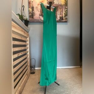 Green dress satin, size large , forever 21 brand new.. perfect for the holidays